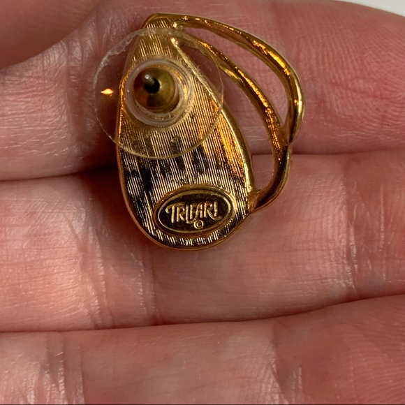 Trifari Black Enamel Gold Fan Teardrop Petal Vintage Pierced Earrings Signed - Picture 4 of 4